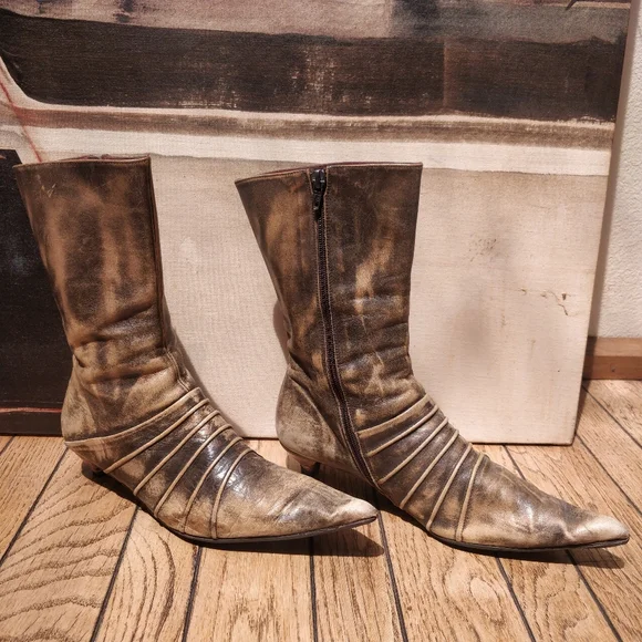 Vintage Italian Pointy Toed Leather Boots - Picture 2 of 12